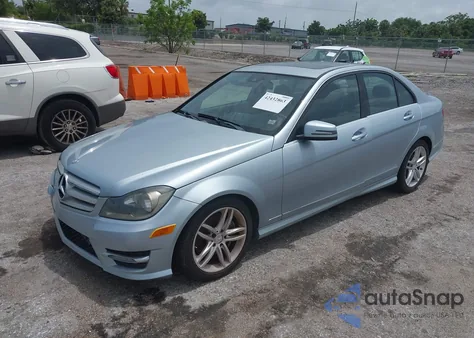 2013 Mercedes-Benz C 300 Luxury 4Matic/Sport 4Matic z USA, uszkodzony, nr VIN WDDGF8AB5DR259425